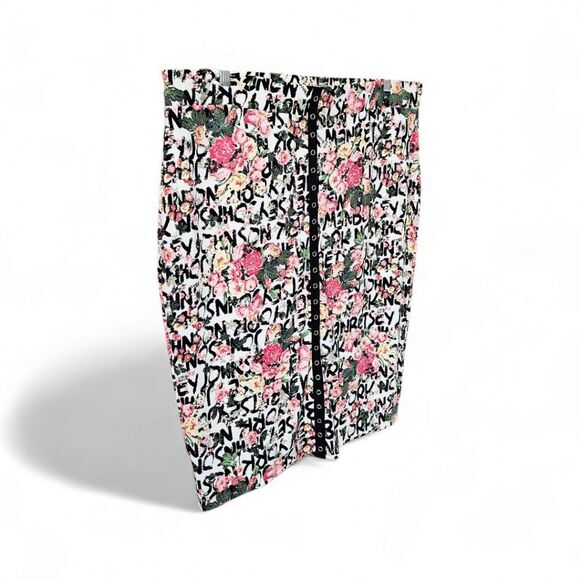 💥TORRID/ BETSEY JOHNSON Light Weight Ponte Floral Snap Front Pencil Skirt 3X - Picture 8 of 16